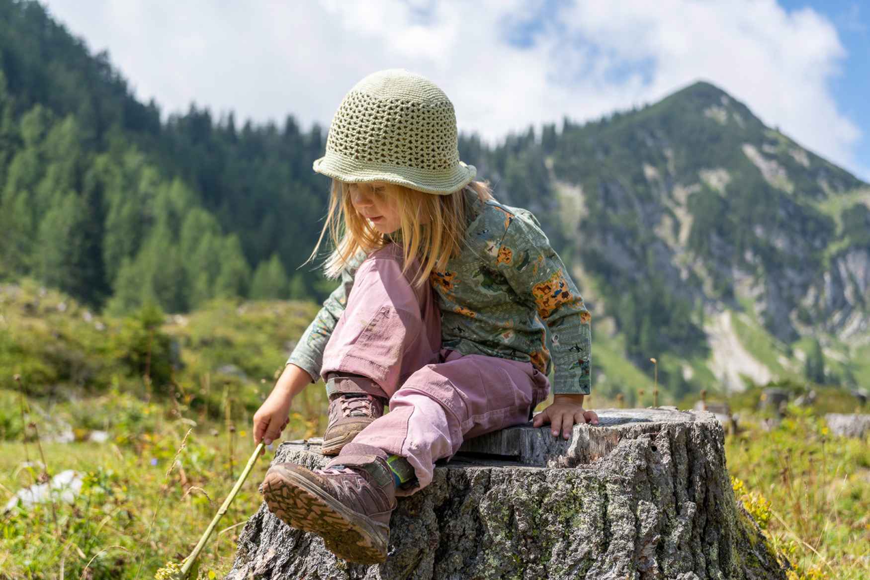 Für alle, bei denen es immer besonders fix gehen muss, ist der MADDOX GTX MID JUNIOR der Schuh der Wahl. Der Outdoor-Schuh mit stabilem Schaft und leichter Konstruktion punktet neben knalligen Farben vor allem mit seiner Kombination aus Elastiksenkeln und Klettverschluss, die den Ein- und Ausstieg in den Schuh zum wahren Kinderspiel machen. Die solide Schaft- und Sohlenkonstruktion unterstützt junge Füße beim Toben in unterschiedlichstem Gelände und das GORE-TEX-Futter sorgt währenddessen für besten Tragekomfort.