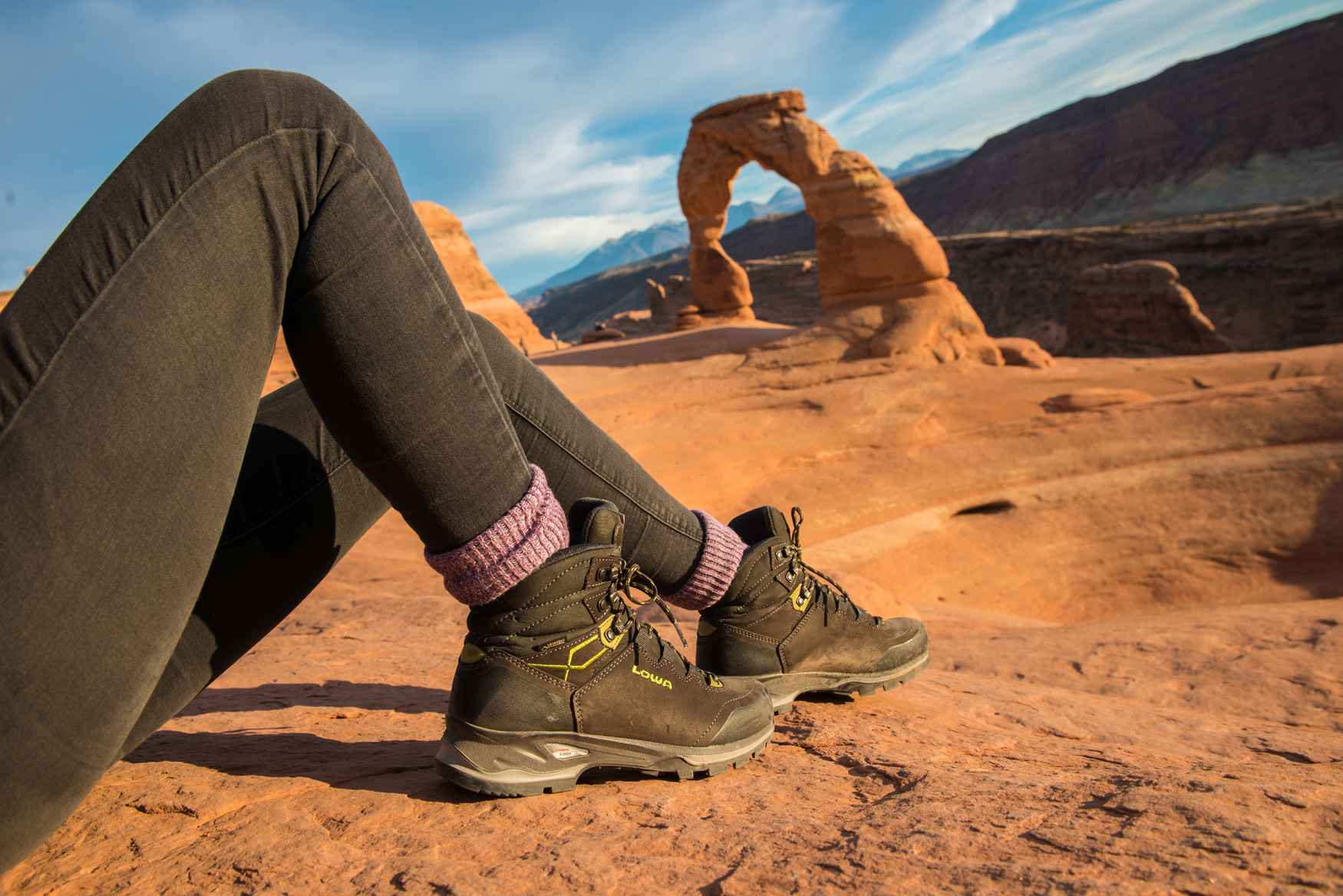 Idéal pour les treks de plusieurs jours en montagne, le modèle LADY SPORT de LOWA est une référence absolue sur le marché. La chaussure de légende a été réinterprétée avec un nouveau modèle baptisé LADY SPORT LL. Celui-ci est revêtu d’un nubuck élégant et robuste, et doté d’une doublure intérieure en cuir souple ultra-confortable ainsi que d’une semelle APPTRAIL DIVO Ws Vibram.