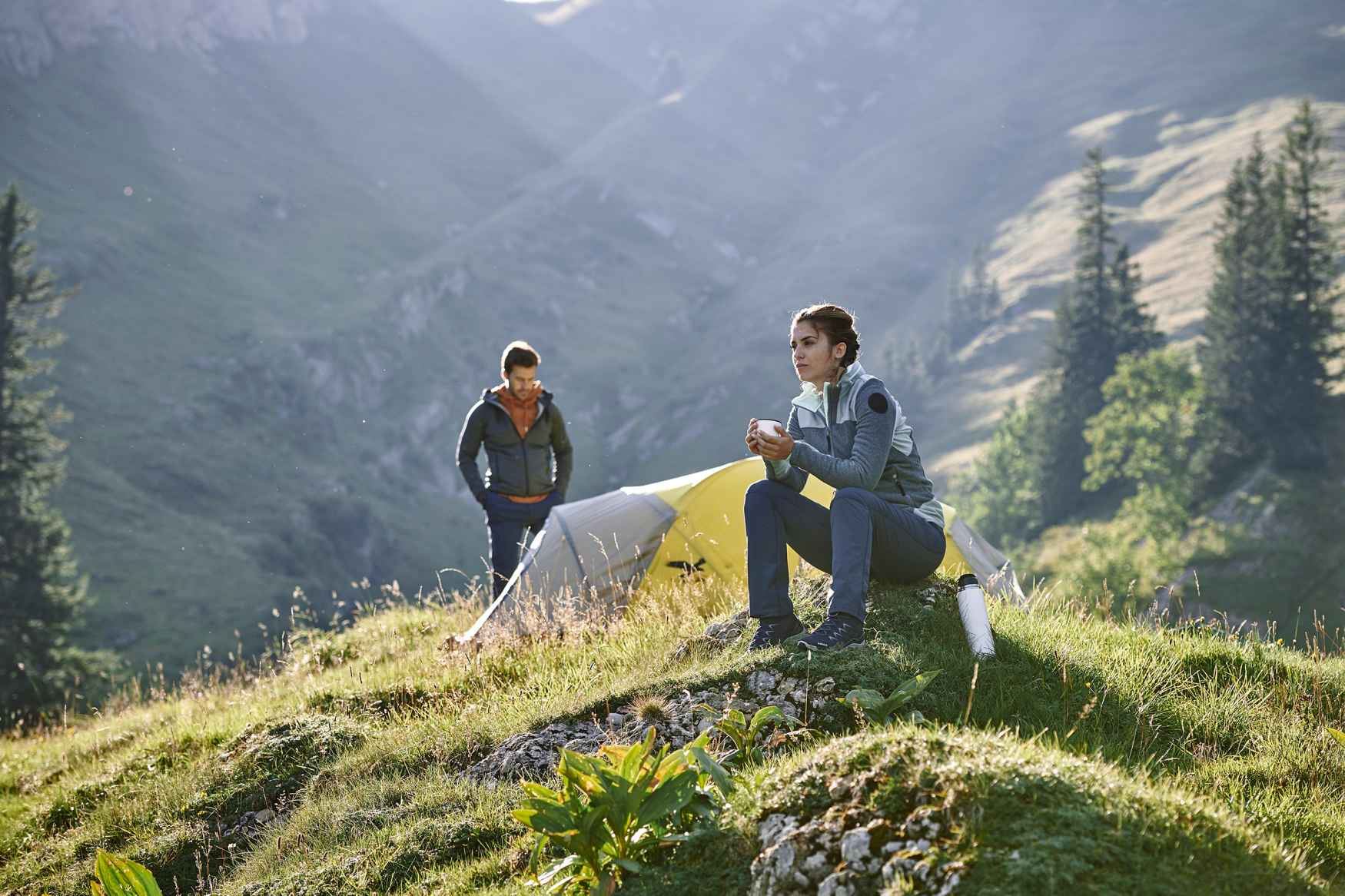 Überraschend flexibel präsentiert sich das farbenfrohe Multitalent INNOX PRO GTX MID Ws, wenn aus einem kurzen Spaziergang in der Natur doch einmal eine ungeplante Wander-Herausforderung wird. Mit absoluter Leichtigkeit bewältigt der INNOX PRO GTX MID auch kurze Abstecher in unbekanntes Terrain. Denn während die Zwischensohle aus LOWA DynaPU® für die nötige Dämpfung sorgt, bietet der innovative LOWA-MONOWRAP®-Rahmen beste Fuß-Führung bei jedem Schritt im Gelände.