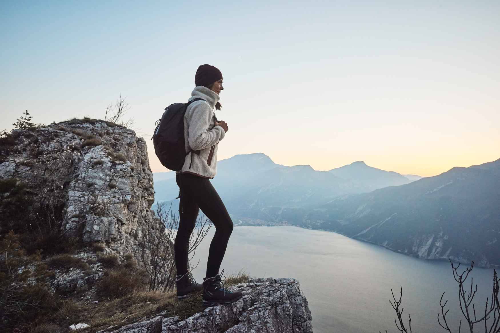 Auf den Berg gehen - aber bitte komfortabel! Mit dem MAURIA EVO LL Ws geht das auf Schritt und Tritt selbst bei anspruchsvollen Touren wunderbar. Der speziell für Frauen entwickelte Bergschuh aus bestem Nubukleder macht so einiges mit. Perfekt dabei: der spezielle Schaftabschluss sorgt für besten Komfort und ist perfekt abgestimmt auf die weibliche Anatomie. So sorgt die Bi-Density-Sohle durch einen weicheren Teileinsatz im Fersen- und Vorfußbereich für ein gewisses Plus an Dämpfung, während der restliche Sohlenbereich dank des härteren Einsatzes für die nötige Stabilität sorgt. Dank des Lederinnenfutters können sich Abenteuerinnen über ein optimales Fußklima freuen.