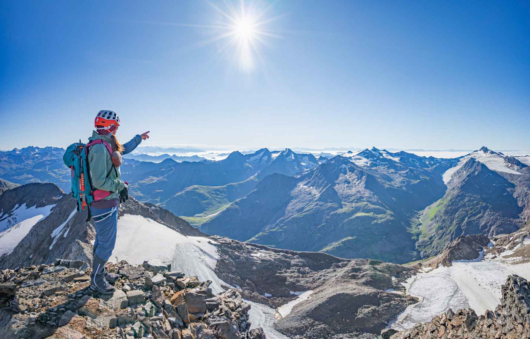 Wie schon beim EXPEDITION 8000 EVO RD steckt in diesem Expeditionsschuh das Können des Extrembergsteigers Ralf Dujmovits als auch das Know-how von LOWA. Die Stärke des EXPEDITION 6000 EVO RD entfaltet sich gerade in der Kombination aus Westalpentouren und Expeditionen bis 6.000 Höhenmeter. Besonders komfortabel ist der herausnehmbare Innenschuh mit 200 Gramm Primaloft®-Isolationsmaterial und seinem schnell trocknenden Drylex-Innenfutter.