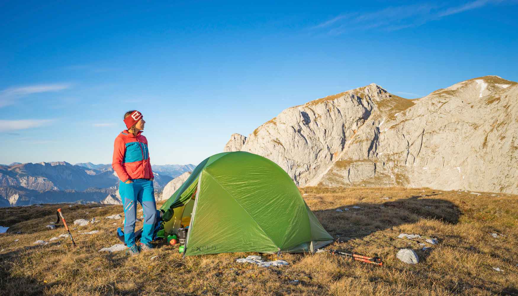 Sich selbst im Himalaya zuhause fühlen - mit dem Expeditionsbergstiefel, den LOWA in Kooperation mit Extrembergsteiger Ralf Dujmovits entwickelt hat. Er weiß, worauf es bei arktischen Temperaturen und hochalpinen Herausforderungen bis über 8.000 Höhenmeter ankommt: Als erster Deutscher hat er die Gipfel aller 14 Achttausender erklommen. Entstanden ist ein Stiefel für äußerst anspruchsvolle Expeditionen. Der herausnehmbare Innenschuh mit 400 Gramm Primaloft® isoliert komfortabel.