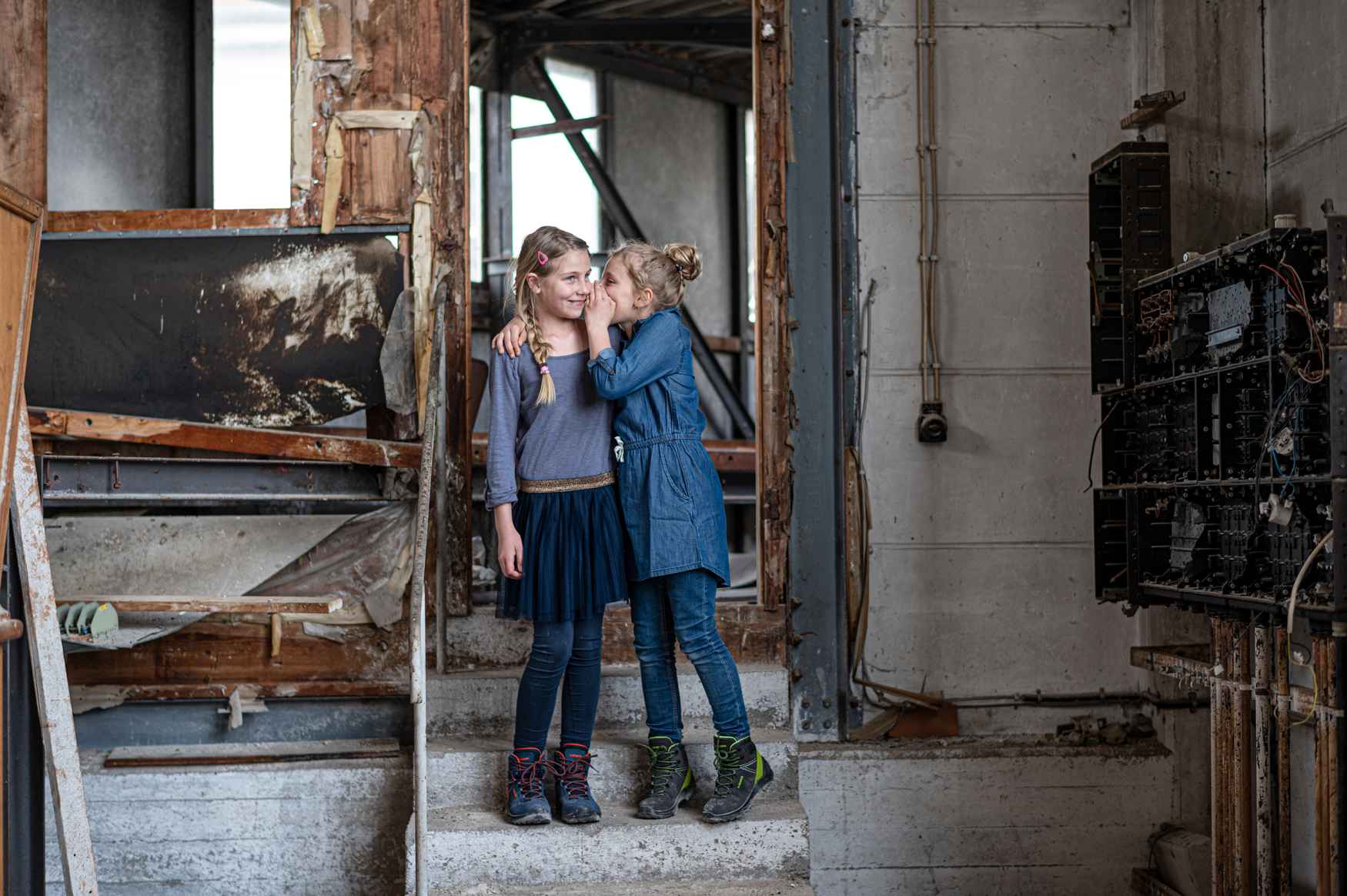 De multifunctionele lage schoen is speciaal afgestemd op de specifieke behoeften van kindervoeten en biedt een perfect uitgebalanceerde verhouding tussen flexibiliteit en stabiliteit. Kinderchirurg en manueel therapeut Micha Bahr heeft daar tijdens het ontwikkelingswerk dat hij samen met met LOWA deed, bijzondere aandacht aan besteed. De DELAGO GTX LO JUNIOR SL is optimaal uitgerust voor het volgende natuuravontuur en nu nog lichter. Dankzij het GORE-TEX-membraan blijven de voeten betrouwbaar droog en de tussenzool van LOWA DynaPU® zorgt voor een optimale afrol.