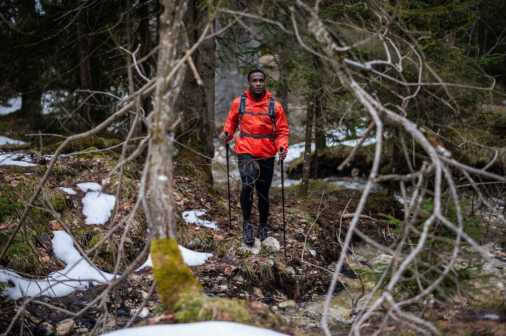 Deze moderne multifunctionele schoen in MID-CUT overtuigt met zijn perfecte pasvorm en optimale voetgeleiding bij elke beweging. Daarbij is de FERROX GTX MID bij uitstek geschikt voor dynamische outdooractiviteiten. De bovenkant van duurzaam synthetisch materiaal bespaart gewicht en garandeert een comfortabel draaggevoel. Daarnaast is de sportieve schoen dankzij de GORE-TEX-voering gegarandeerd waterdicht en biedt deze een aangenaam voetklimaat.