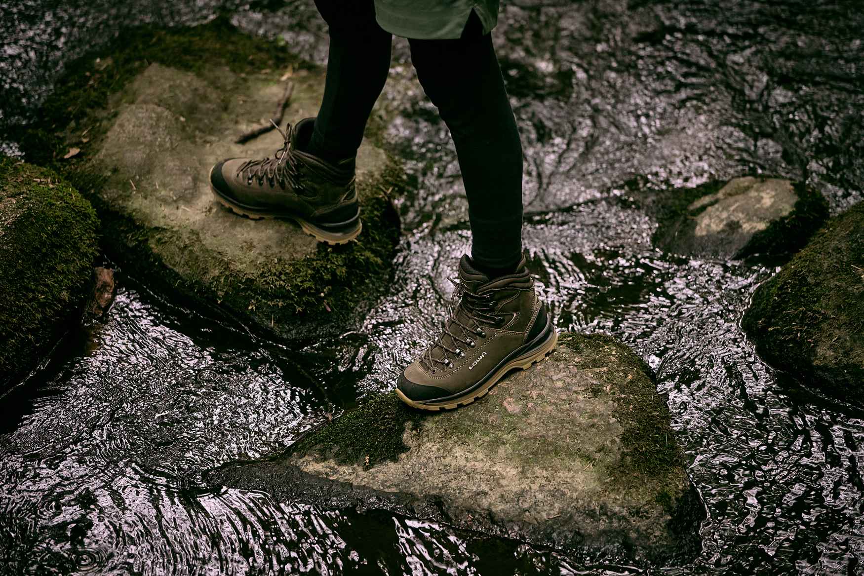 Au fil des années, LOWA a révolutionné plus d’une fois la catégorie des chaussures de randonnée en montagne. Dernière innovation en date : le modèle de trek LADY GTX, doté d’une semelle innovante APPTRAIL DIVO Vibram composée de deux couches en PU, qui offre un excellent amorti et un maximum de confort et de stabilité. Les chaussures sont également équipées d’une membrane imperméable GORE-TEX, et offrent de nombreuses qualités techniques idéales pour le trek.