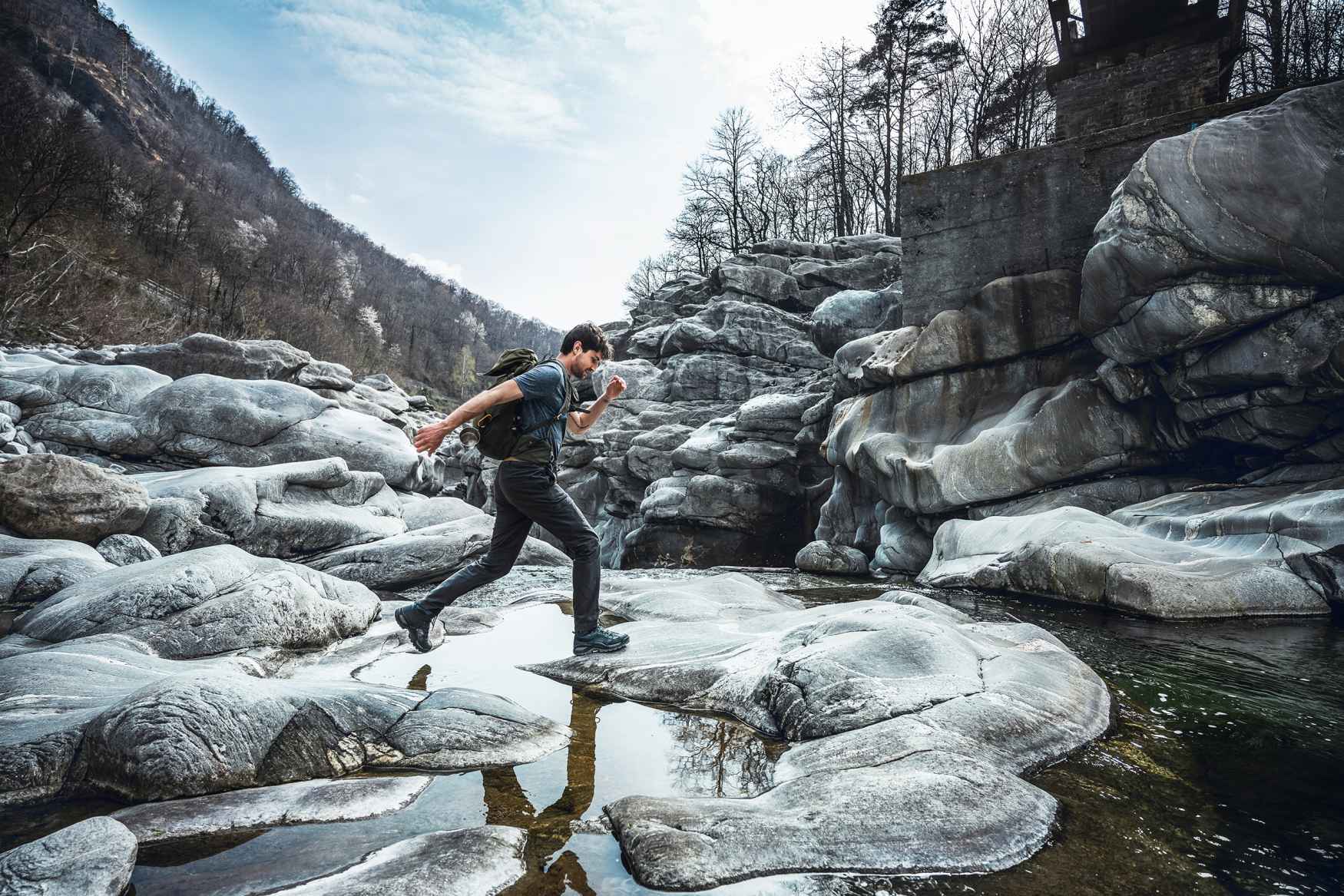 Mutter Natur laufend zu entdecken, zählt längst nicht mehr nur zur großen Leidenschaft erfahrener Wandersportler. Vielmehr hat sich das Bergwandern längst als eine der beliebtesten Trendsportarten etabliert. Kein Wunder, wirft man einen Blick auf das frische Design sportlicher Modelle wie den neuen RANDIR GTX MID - einer modernen Neuinterpretation klassischer Trekkingschuhe, die mit der gedämpften Zwischensohle aus LOWA® DYNAPU®+ und einem spoilerartig gestalteten Kragen auch bei der jüngeren Generation so richtig gut ankommt.