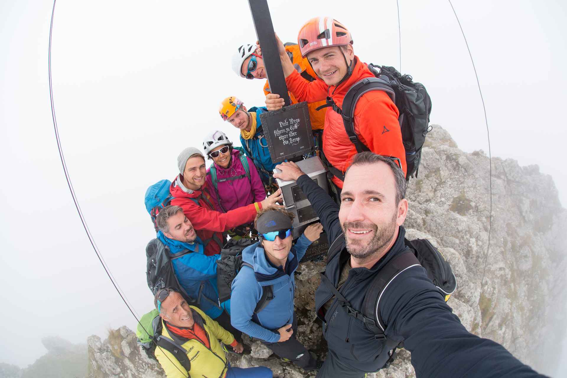 La traditionnelle photo de groupe au pied de la croix sommitale