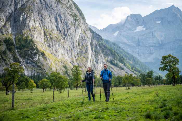 Auf den Berg gehen - aber bitte komfortabel! Mit dem MAURIA EVO GTX Ws geht das auf Schritt und Tritt selbst bei anspruchsvollen Touren wunderbar. Der speziell für Frauen entwickelte Bergschuh aus bestem Nubukleder macht so einiges mit. Perfekt dabei: der spezielle Schaftabschluss sorgt für besten Komfort und ist perfekt abgestimmt auf die weibliche Anatomie. So sorgt die Bi-Density-Sohle durch einen weicheren Teileinsatz im Fersen- und Vorfußbereich für ein gewisses Plus an Dämpfung, während der restliche Sohlenbereich dank des härteren Einsatzes für die nötige Stabilität sorgt. Damit Wind und Wetter machen können, was sie wollen, hat LOWA darüber hinaus ein GORE-TEX-Innenfutter verarbeitet.