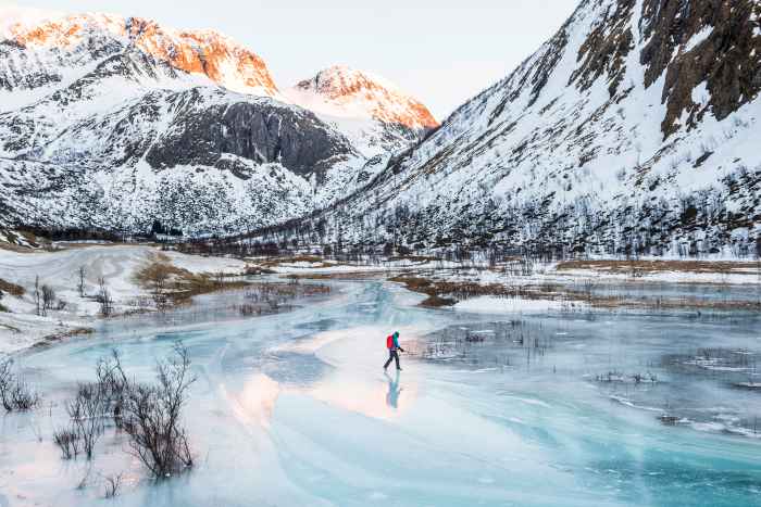 L’aria è trasparente e freddissima, e le cime delle montagne sono coperte di bianco: ecco che TIBET SUPERWARM GTX Ws è finalmente a suo agio. Questa calzatura concepita per l'utilizzo durante i mesi invernali è dotata di una fodera in GORE-TEX-Duratherm e dell'efficace isolamento PrimaLoft® per tour confortevoli. Ed è stata realizzata con una forma speciale da donna.