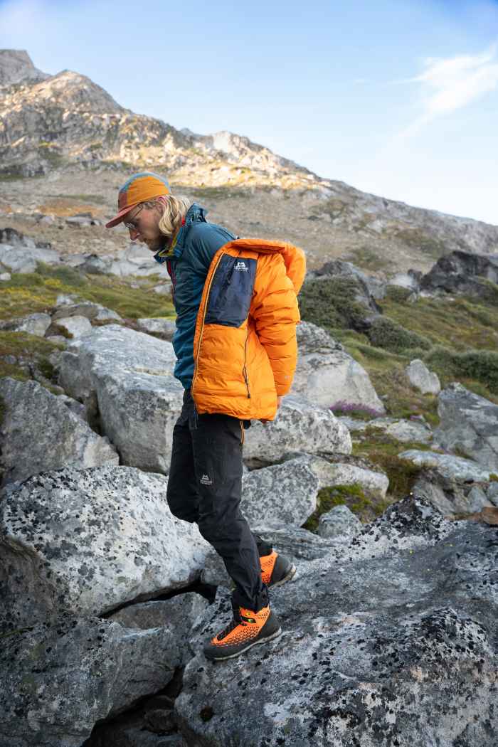 Terrains exigeants, conditions météorologiques changeantes, voies difficiles d’accès... Le modèle ALPINE EXPERT II GTX relève tous les défis. Cette chaussure taillée pour les circuits extrêmes ne recule pas devant les difficultés. Avec sa tige haute et sa semelle intérieure en carbone amortissante, elle assure un confort optimal. Et en cas de gel ou d’humidité, sa doublure imperméable GORE-TEX garde le pied au chaud grâce à une isolation PrimaLoft® 400.