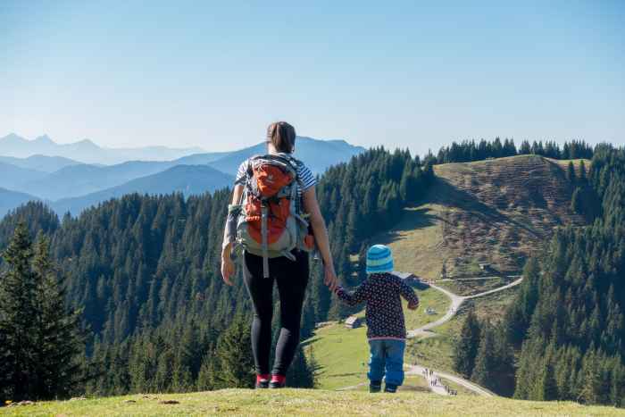 De multifunctionele lage schoen is speciaal afgestemd op de specifieke behoeften van kindervoeten en biedt een perfect uitgebalanceerde verhouding tussen flexibiliteit en stabiliteit. Kinderchirurg en manueel therapeut Micha Bahr heeft daar tijdens het ontwikkelingswerk dat hij samen met met LOWA deed, bijzondere aandacht aan besteed. De DELAGO GTX LO JUNIOR SL is optimaal uitgerust voor het volgende natuuravontuur en nu nog lichter. Dankzij het GORE-TEX-membraan blijven de voeten betrouwbaar droog en de tussenzool van LOWA DynaPU® zorgt voor een optimale afrol.