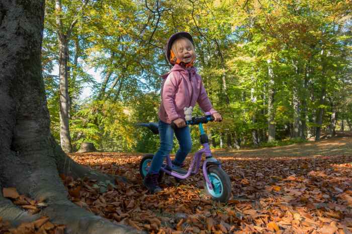 Was Erwachsene können, können Kids schon lange: Multifunktionsschuhe tragen zum Beispiel. 
Und zwar mit Leichtigkeit, denn das speziell an die Bedürfnisse kleiner Füße angepasste Hybrid-Modell MERGER GTX JUNIOR VCR sorgt definitiv für einen Hingucker. Dabei kann der wasserdichte Halbschuh mit seinem innovativen Gesamtkonzept beeindrucken. Denn neben einer optimalen Dämpfung und der nötigen Stabilität überzeugen die sportlichen Kinderschuhe vor allem durch jede Menge Tragekomfort, robuste Eigenschaften und ein optimales Fußklima.