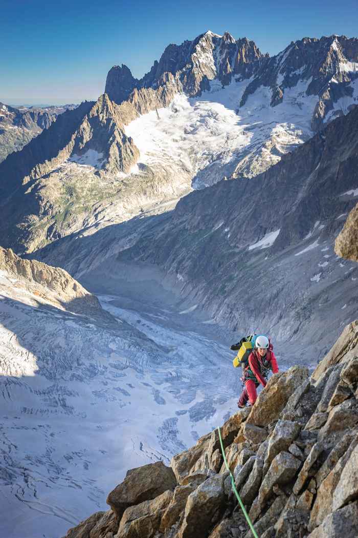 Wer hoch hinaus will, muss sich auf seine technische Ausstattung verlassen können. Gerade bei alpinen Bergstiefeln kommt es je nach Untergrund und Wetterlage auf die unterschiedlichsten Anforderungen an. Mit dem ALPINE ICE GTX ist ein Stiefel entstanden, den das LOWA PRO Team zusammen mit aktiven Alpinisten entwickelt hat. Der vollsteigeisenfeste Gamaschenschuh mit GORE-TEX-Duratherm-Futter und einem in der Brandsohle integrierten Dämpfungselement eignet sich sowohl für eisige als auch felsige Passagen.