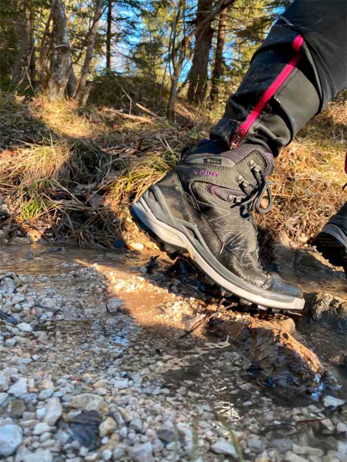 La nuova serie TORO PRO GTX MID Ws di LOWA è straordinariamente comoda, flessibile e multifunzionale: sembra pensata per vivere ogni giorno una nuova avventura. I modelli outdoor sono perfetti per una passeggiata dopo il lavoro o nel fine settimana; ed essendo così versatili non è un problema cambiare idea e scegliere il sentiero più lungo. La membrana in GORE-TEX garantisce una straordinaria protezione contro le intemperie e il meglio in fatto di traspirabilità.