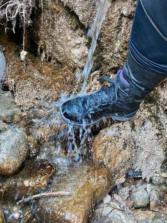 La nuova serie TORO PRO GTX MID Ws di LOWA è straordinariamente comoda, flessibile e multifunzionale: sembra pensata per vivere ogni giorno una nuova avventura. I modelli outdoor sono perfetti per una passeggiata dopo il lavoro o nel fine settimana; ed essendo così versatili non è un problema cambiare idea e scegliere il sentiero più lungo. La membrana in GORE-TEX garantisce una straordinaria protezione contro le intemperie e il meglio in fatto di traspirabilità.