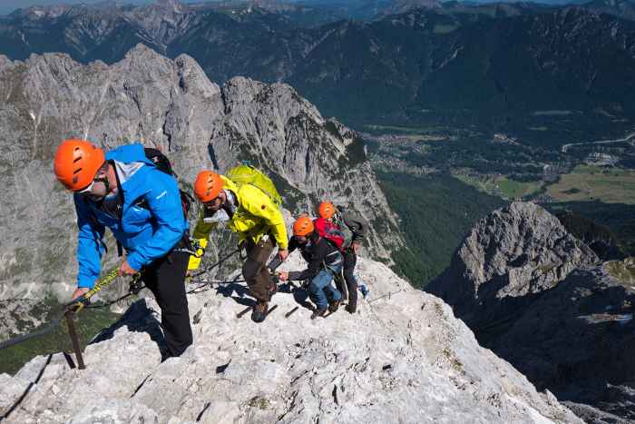 Een schoen die gezien mag worden. En dan vooral op alpine terrein, op de rotsen of op de weg ernaartoe: De CADIN II GTX MID is een echte sportieve alleskunner. Zijn veelzijdigheid is al lang bekend en geliefd bij bergsporters. Dat is niet alleen te danken aan het bevestigingspunt voor semiautomatische stijgijzers, maar ook aan de Vibram-buitenzool. Gewoon ideaal voor de meeste omstandigheden bij het bergbeklimmen. En omdat niet alleen de functionaliteit, maar ook de uitstraling goed moet zijn, zorgen optische blikvangers zoals de steenbescherming of de geïntegreerde reliëfs voor de speciale bergschoenenstijl.