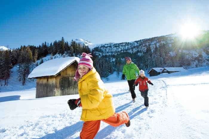 Rodelszene bei der Gnadenalm, Obertauern, Salzburger Land, Österreich.