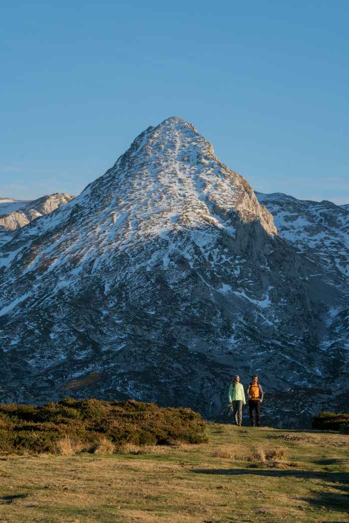 Das neue Trekking-Modell LAVENA EVO GTX Ws verbindet auf beeindruckende Weise gleich zwei Outdoorwelten miteinander, ohne dass Kompromisse beim Tragekomfort eingegangen werden müssen. Die perfekte Kombination für Fans mehrtägiger Bergtouren, die jederzeit flexibel bleiben und auch ambitionierte Ziele ins Visier nehmen wollen. Ausgestattet mit einer steigeisenfesten Vibram-Sohle und dem wasserdichten GORE-TEX-Innenfutter verfügt er über die wichtigsten Grundvoraussetzungen für das Erreichen ambitionierter Ziele. Ein speziell an die weibliche Ergonomie angepasster Leisten rundet das Komfort-Paket ab.