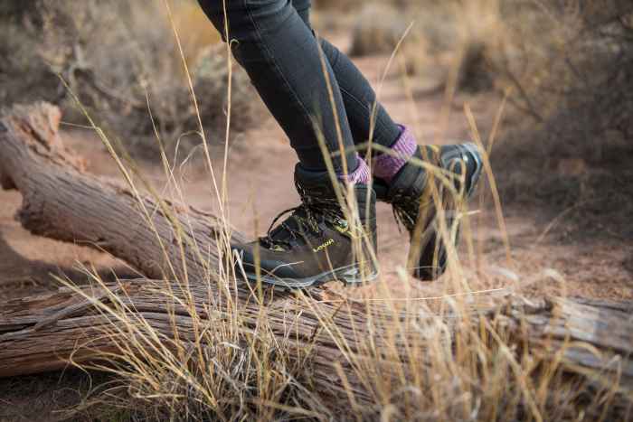 Idéal pour les treks de plusieurs jours en montagne, le modèle LADY SPORT de LOWA est une référence absolue sur le marché. La chaussure de légende a été réinterprétée avec un nouveau modèle baptisé LADY SPORT LL. Celui-ci est revêtu d’un nubuck élégant et robuste, et doté d’une doublure intérieure en cuir souple ultra-confortable ainsi que d’une semelle APPTRAIL DIVO Ws Vibram.