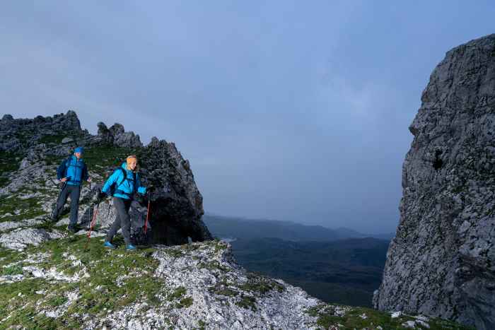 Pour permettre à ses clientes d’affronter tous les types de terrains et de traverser des arêtes rocheuses ou des passages d’éboulis, LOWA a mis au point la chaussure ALPINE EXPERT II GTX Ws. Sa tige haute garantit une excellente stabilité. De plus, elle est équipée d’une semelle intérieure en carbone. Même dans l’humidité et le froid, le pied reste protégé par une doublure imperméable GORE-TEX dotée d’une isolation PrimaLoft® 400.