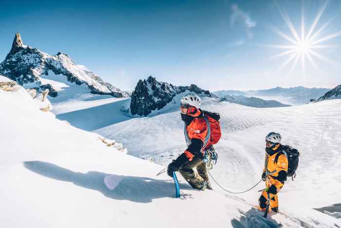 Terreni difficili, condizioni meteo variabili, itinerari impegnativi... Con ALPINE EXPERT II GTX affrontarli non è un problema! Questa scarpa per tour ad alta quota ama essere in azione. La tomaia rialzata e la tramezza in carbonio con ammortizzamento integrato garantiscono il massimo del comfort. E quando si passa per terreni bagnati o ghiacciati ci si può affidare alla fodera impermeabile in GORE-TEX con isolamento PrimaLoft® 400.