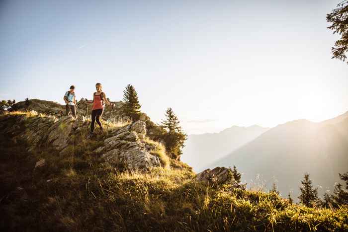 Wer einen verlässlichen Begleiter für die nächste Trekking-Tour sucht, der auch noch richtig viel Ausdauer hat, sollte sich den BADIA GTX Ws näher ansehen. LOWA hat diesen Bergschuh extra auf die Anatomie von Frauenfüßen abgestimmt und wichtige Details dazugepackt: Mit dabei ist eine GORE-TEX-Membran für selbst widrige Wetterbedingungen, eine Zweizonenschnürung und hochwertige ROLLER EYELETS für eine leichte Schnürung. Darüber hinaus sorgt die VIBRAM-TRAC-LITE-II-Sohle für ordentlich Performance auf unterschiedlichsten Untergründen.