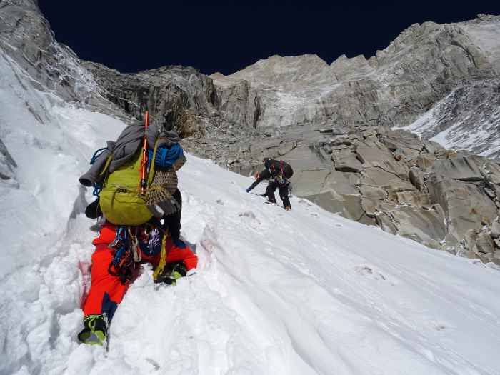 Net als de EXPEDITION 8000 EVO RD combineert deze expeditieschoen de vaardigheden van extreemklimmer Ralf Dujmovits met de kennis van LOWA. De kracht van de EXPEDITION 6000 EVO RD komt vooral tot zijn recht in de combinatie van tochten in de westelijke Alpen en expedities tot 6000 meter hoogte. Bijzonder comfortabel is de uitneembare binnenschoen met 200 gram Primaloft®-isolatiemateriaal en de sneldrogende Drylex-binnenvoering.