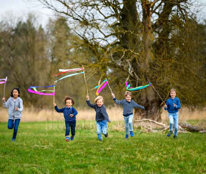 Abgestimmt auf die Fußanatomie der noch im Wachstum befindlichen Kinderfüße zeigt sich der innovative LOW-CUT-Multifunktionsschuh INNOX EVO GTX LO JUNIOR. Der Schuh ist für zahlreiche sportliche Aktivitäten draußen geeignet. Die leichte Sohle und der stabile Schaft machen ihn zum idealen Begleiter, da der Schuh auch den besonderen Herausforderungen beim Spielen und Toben gewachsen ist.