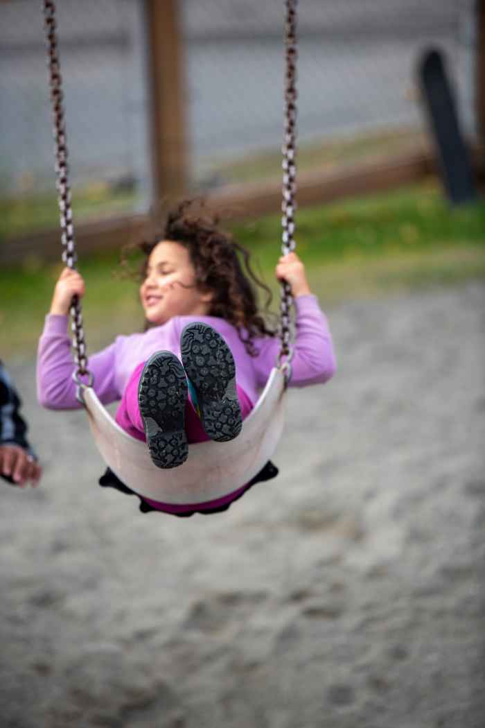 De multifunctionele lage schoen is speciaal afgestemd op de specifieke behoeften van kindervoeten en biedt een perfect uitgebalanceerde verhouding tussen flexibiliteit en stabiliteit. Kinderchirurg en manueel therapeut Micha Bahr heeft daar tijdens het ontwikkelingswerk dat hij samen met met LOWA deed, bijzondere aandacht aan besteed. De DELAGO GTX LO JUNIOR SL is optimaal uitgerust voor het volgende natuuravontuur en nu nog lichter. Dankzij het GORE-TEX-membraan blijven de voeten betrouwbaar droog en de tussenzool van LOWA DynaPU® zorgt voor een optimale afrol.