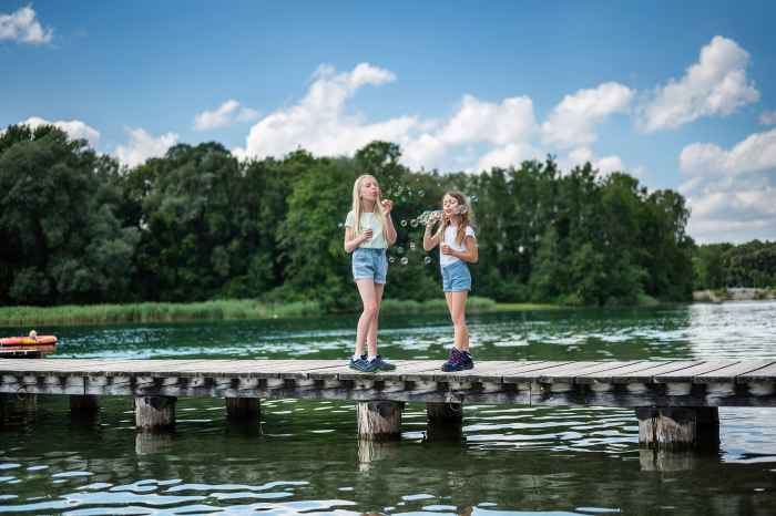 Wenn kindliche Abenteuerlust und strapazierfähige Multifunktionsschuhe aufeinandertreffen, dann kann am Ende eigentlich nur ein perfekter Kinderschuh dabei herauskommen. Und weil die Kids ihren großen Vorbildern gerne nacheifern, gibts vom Modell für Erwachsene mit dem INNOX PRO GTX MID JUNIOR nun auch eine Variante für die kleinen Füße. Dabei hält das GORE-TEX-Futter die Füße zuverlässig trocken, während die direkt angespritzte Zwischensohle aus LOWA DynaPU® ein natürliches Abrollverhalten sowie einen hohen Komfort ermöglicht.