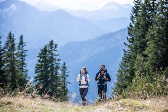 Op het gebied van klassieke bergwandelschoenen heeft LOWA al heel wat mijlpalen gezet. Met het trekkingmodel RANGER GTX komt er daar nog een bij. De belangrijkste reden is vooral de innovatieve Vibram APPTRAIL DIVO-zool, die uit twee PU-lagen bestaat en op unieke wijze demping combineert met stabiliteit voor optimaal comfort. Maar ook de waterdichte GORE-TEX-voering en de vele functionele details maken van elke trekkingtocht een op alle punten geslaagd avontuur.