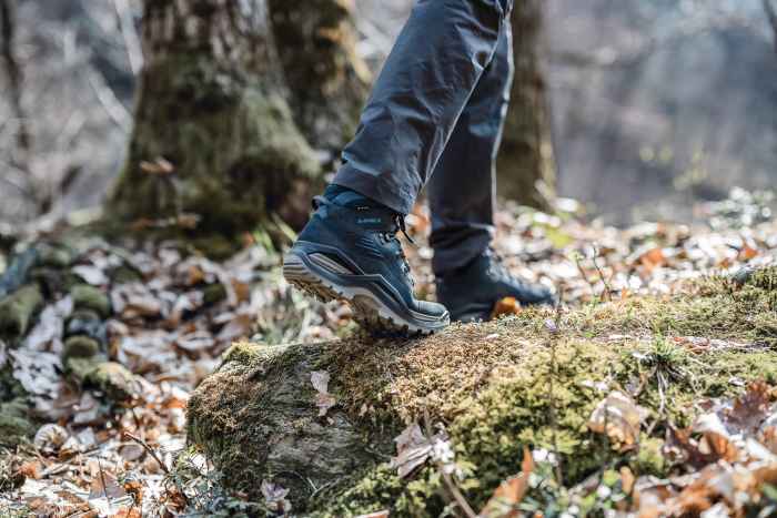 Toutes les chaussures de randonnée ne peuvent pas prétendre au titre de grand classique... À moins qu’il ne s’agisse de la RENEGADE, l’un des modèles LOWA tant plébiscités ! Pour optimiser un modèle déjà culte, la RENEGADE EVO GTX MID été agrémentée de quelques éléments bien pensés - tant sur le plan fonctionnel qu’esthétique. Ces chaussures polyvalentes confortables répondent à tous les critères de manière encore plus remarquable, qu’il s’agisse de leur parfait chaussant, de la place suffisante pour les orteils ou de leur design, et ce, sans pour autant faire le moindre compromis sur la fonctionnalité.