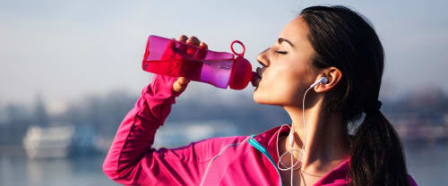 Gli svantaggi di bere poca acqua sui muscoli e sull'organismo