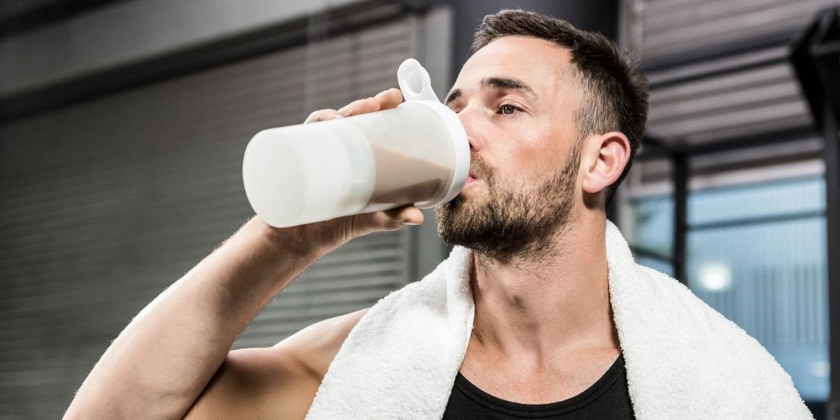 Ragazzo che è prende proteine per la palestra