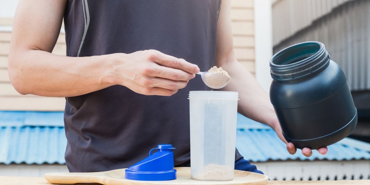 Ragazzo che è prende proteine per la palestra