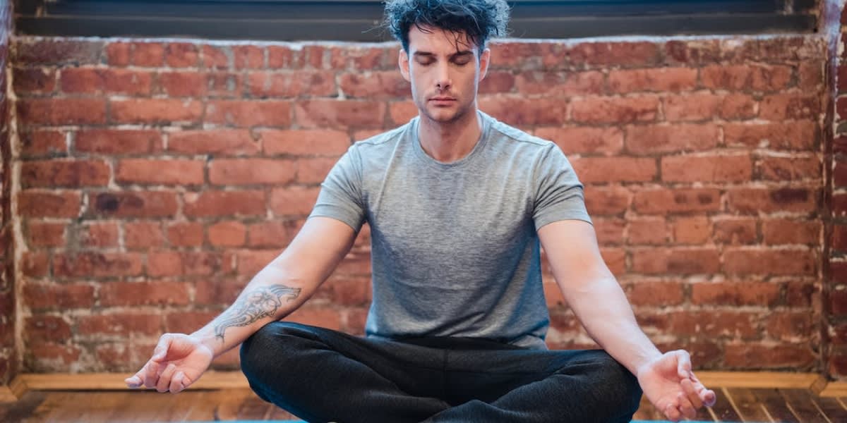 ragazzo che pratica esercizi di mindfulness