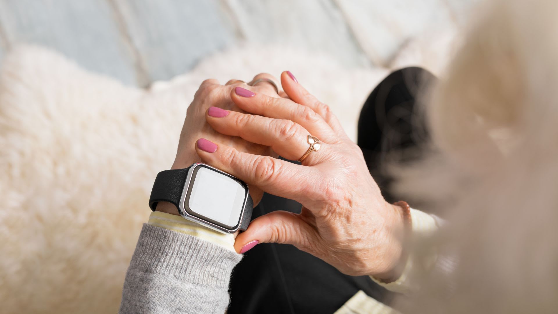 donna anziana con smartwatch