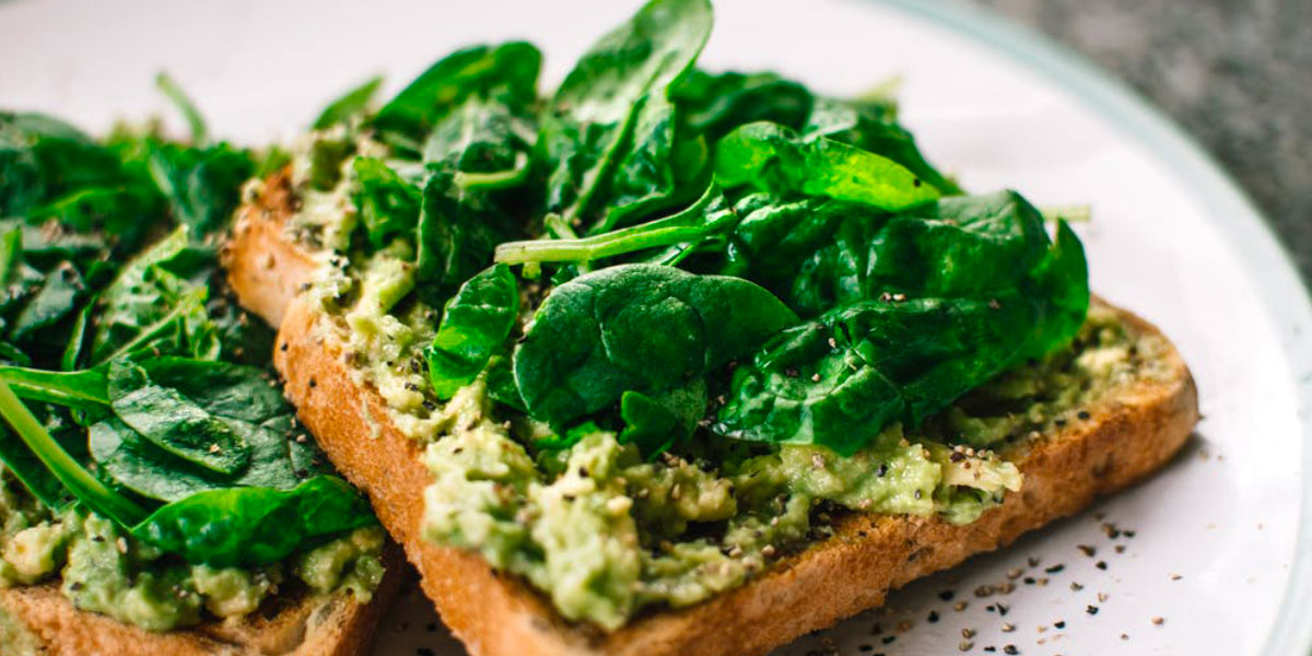 Toast con avocado e spinaci