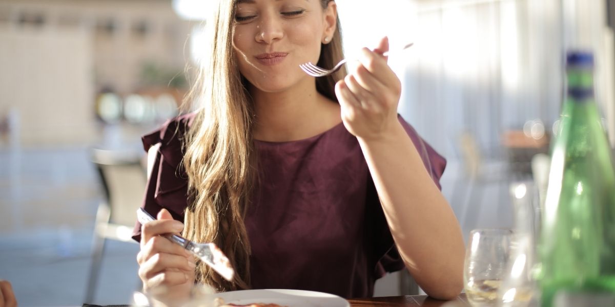 Ragazza che mangia