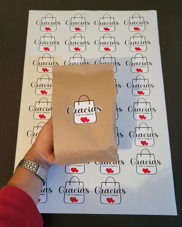 Etiquetas adhesivas personalizadas con corte contorno