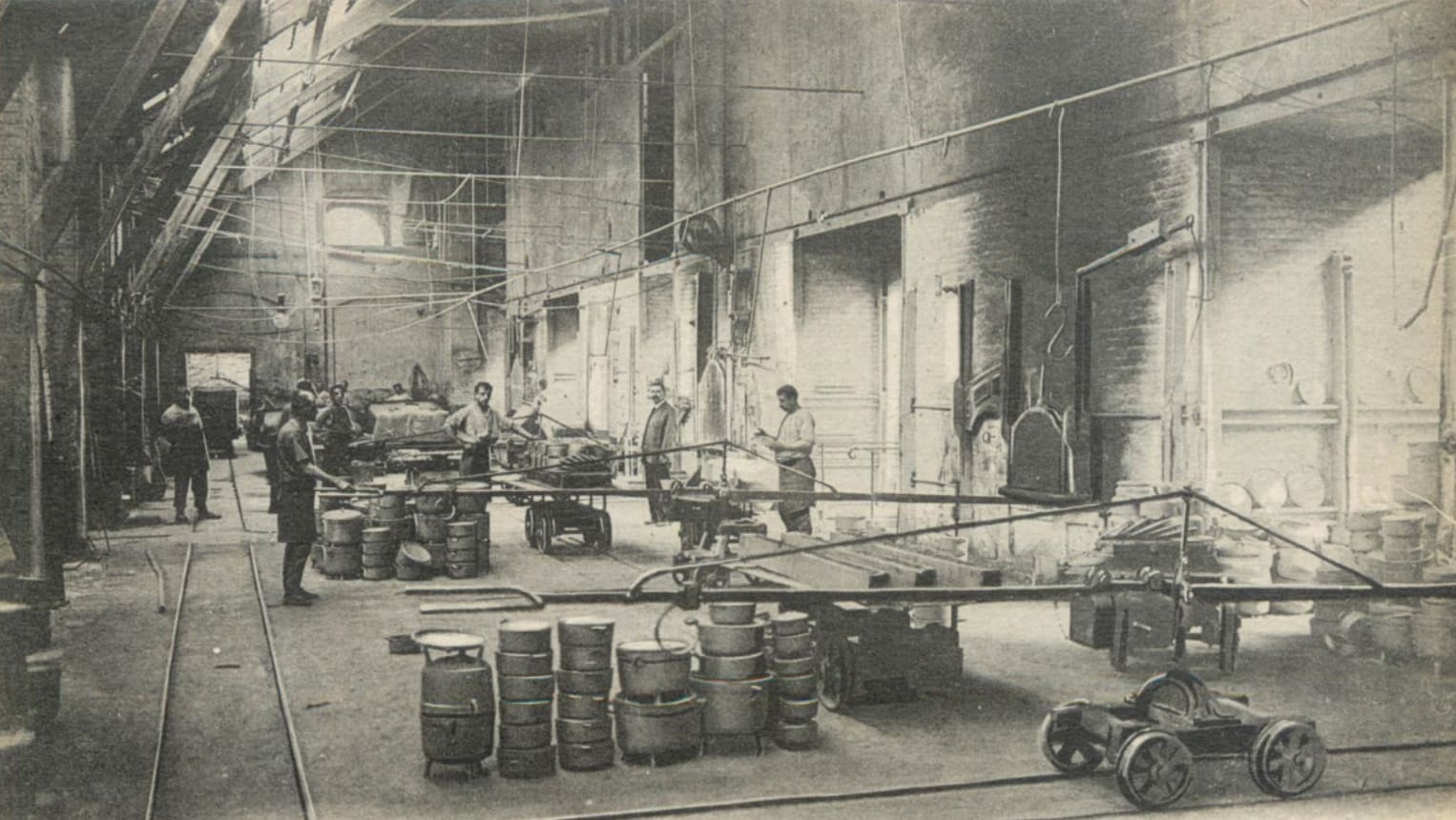 Atelier d’émaillerie de l’usine Godin à Guise, vers 1910