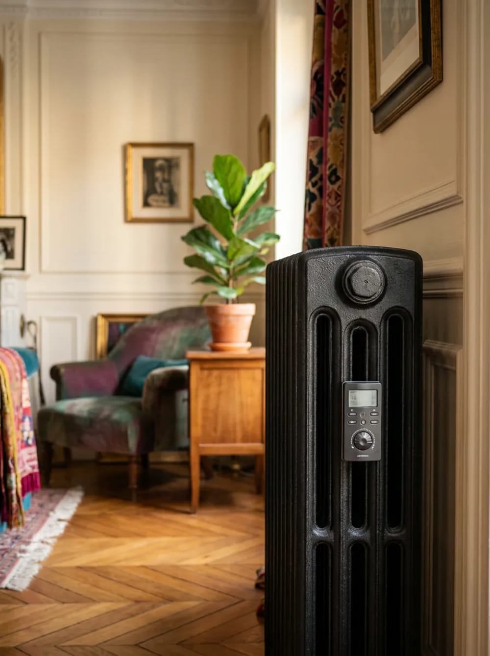 Radiateur ancien en fonte électrifié par REMANENCE, en situation