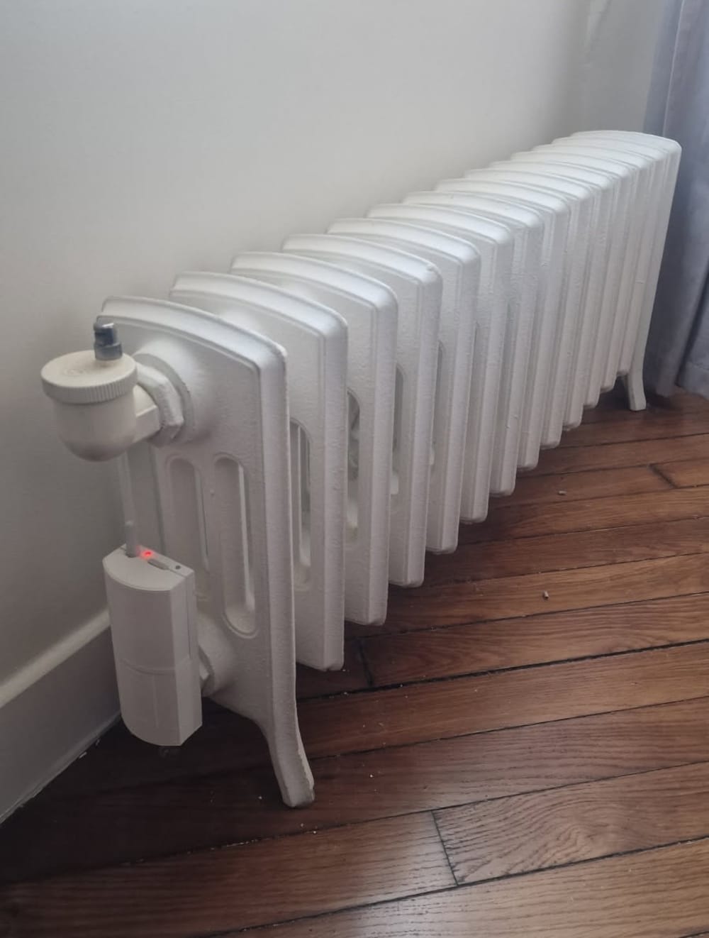 Radiateur ancien en fonte électrifié par REMANENCE, en situation