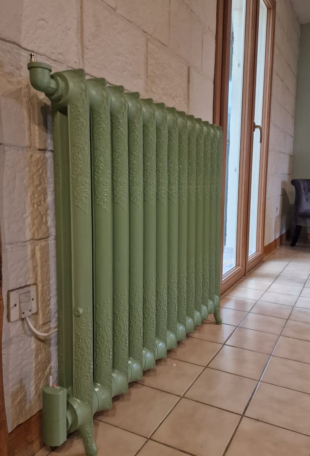 Radiateur ancien en fonte électrifié par REMANENCE, en situation