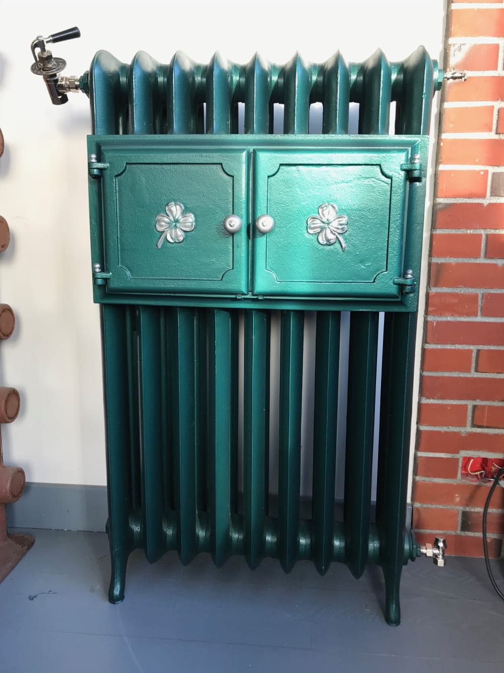 Chauffe-plat en fonte lisse du début du XXe siècle, hauteur 116 cm, Collection REMANENCE