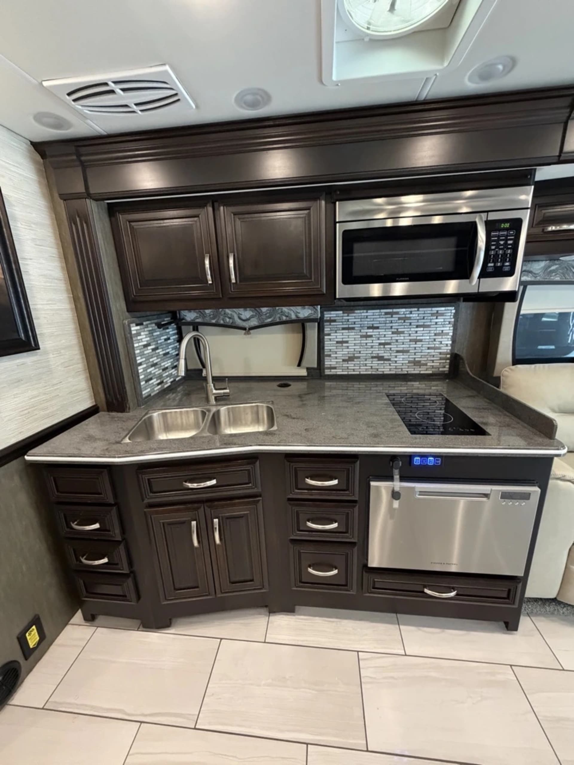 2019 Berkshire XL 40D - Interior view 3