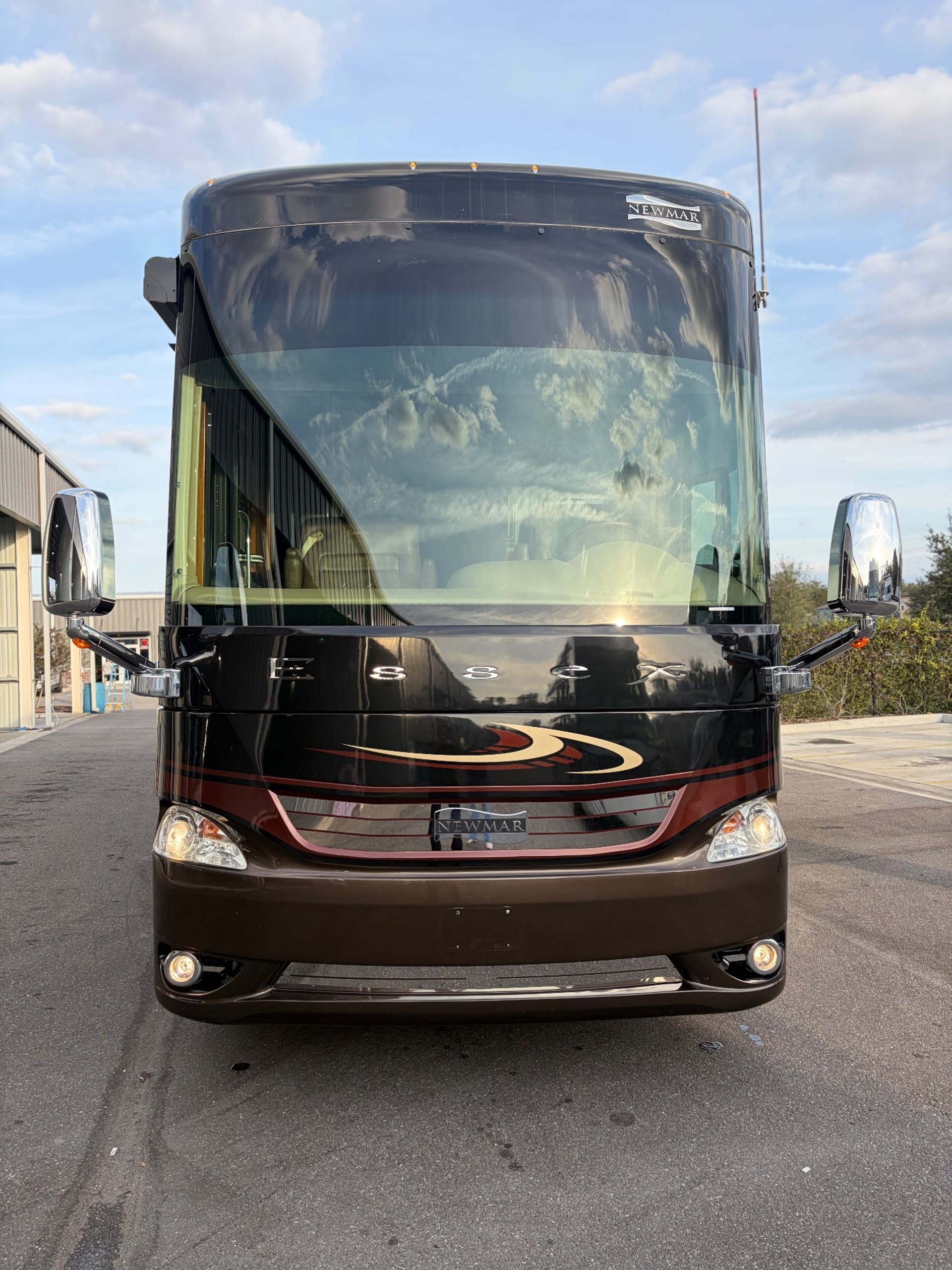2016 Newmar Essex 4519 - Exterior view 2
