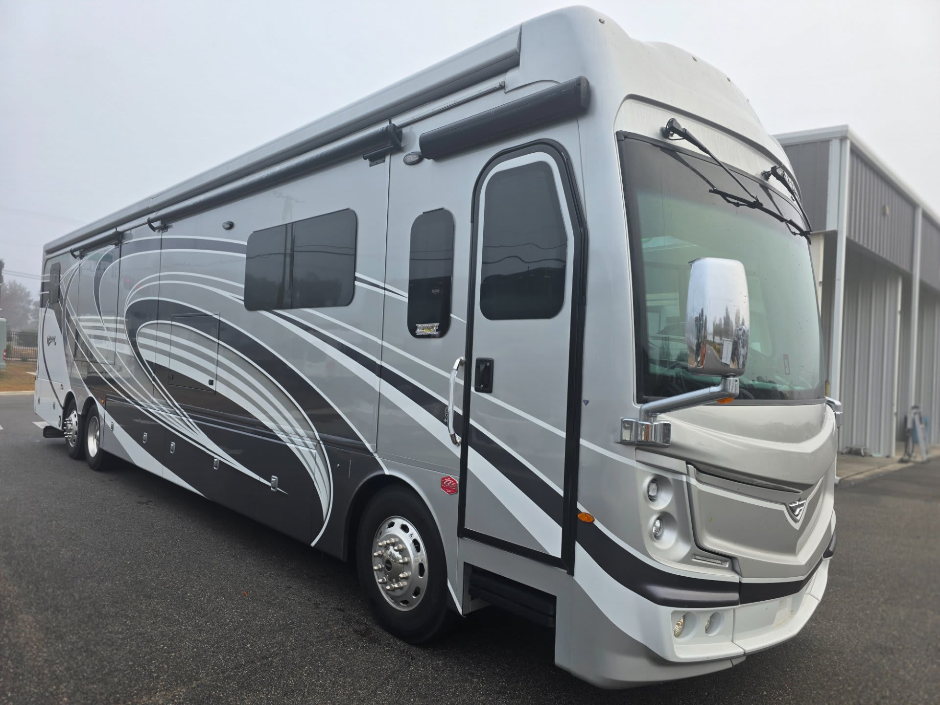 2024 Fleetwood Discovery LXE 44S