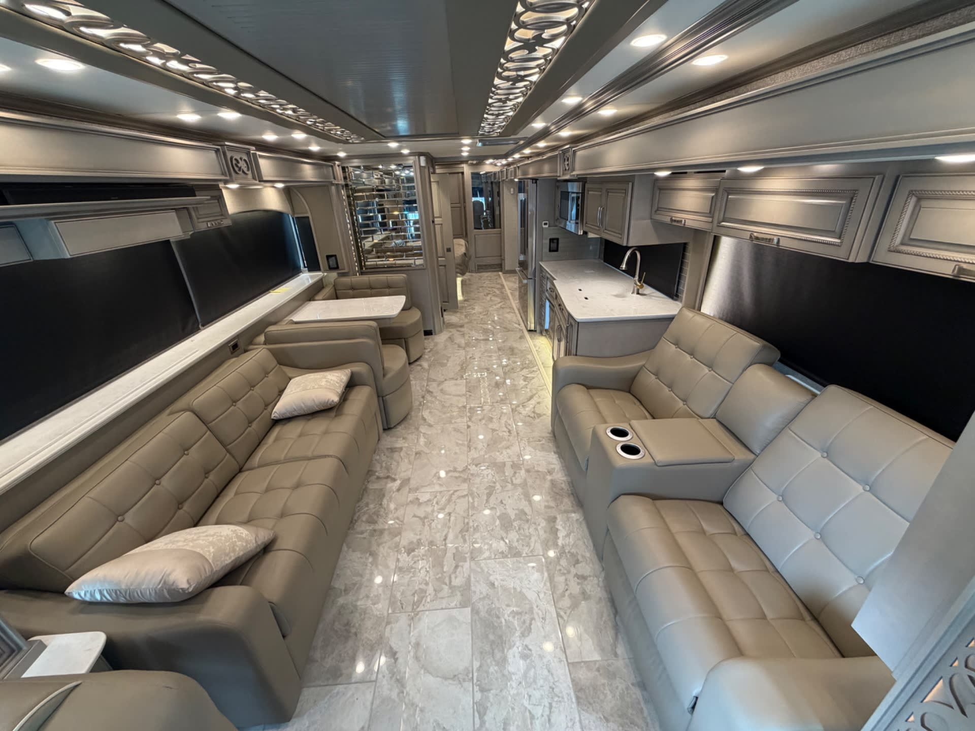 2023 Essex 4521 - Interior view