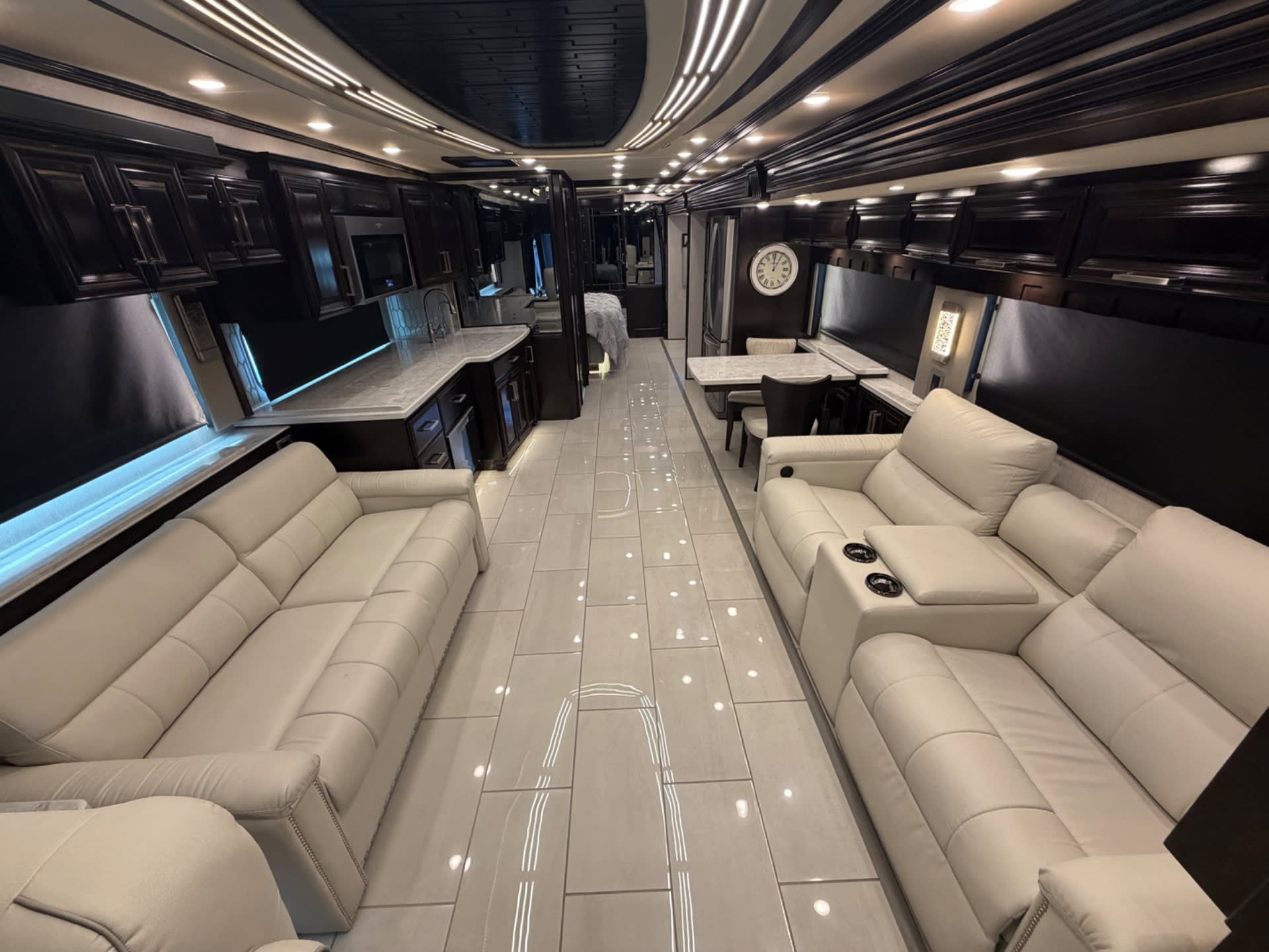 2021 London Aire 4551 - Interior view